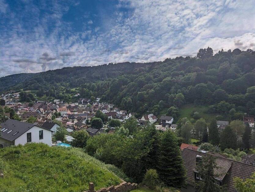 Sonniges Grundstück mit unverbaubarem mit Blick ins Tal
