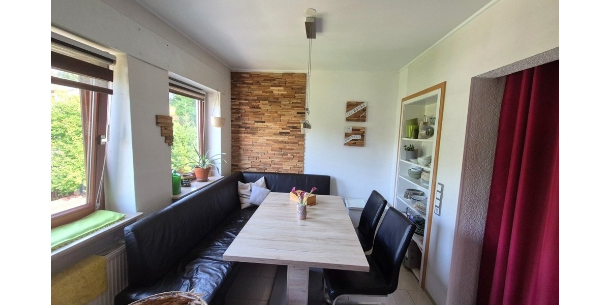 Reserviert 4,5 Zimmer Dachgeschosswohnung mit großem Grundstücksanteil und Carport in Südhessen 4.5 zimmer