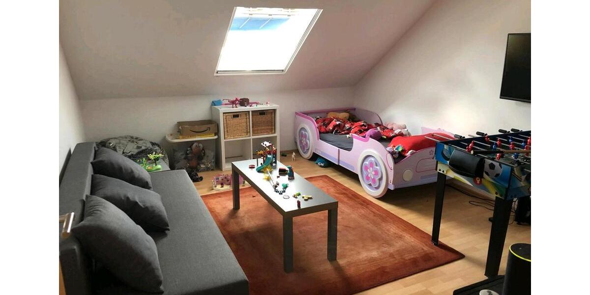 Helle Dachgeschosswohnung mit Balkon und Top-Ausstattung – ab 01. 3 zimmer