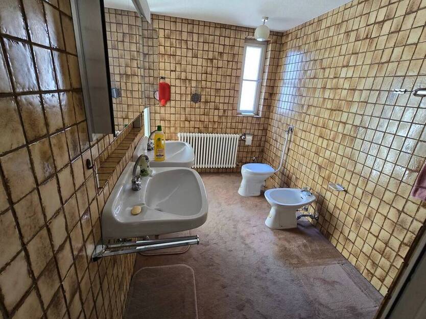 Großzügige 3 ZKB Wohnung mit 70er Jahre Charme