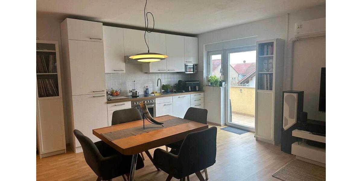 Helle Dachgeschosswohnung mit Balkon und Top-Ausstattung – ab 01. 3 zimmer