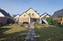 WALDRANDLAGE MIT GROßEM GARTEN