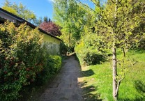 Geräumige Parterre-Eigentumswohnung mit eigenem Grundstück und Parkflächen in ruhiger Ortsrandlage