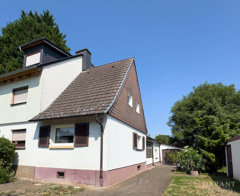 *** Charmante Doppelhaushälfte mit großem Grundstück und viel Potenzial ***
