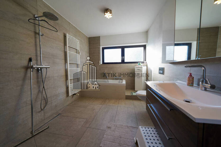 ATIK: Charmante 4-Zimmer-Erdgeschoßwohnung mit sonnigem Südbalkon in ruhiger Feldrandlage