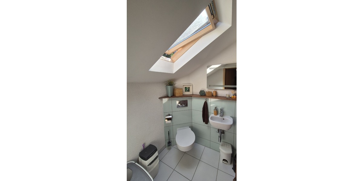 Reserviert 4,5 Zimmer Dachgeschosswohnung mit großem Grundstücksanteil und Carport in Südhessen 4.5 zimmer