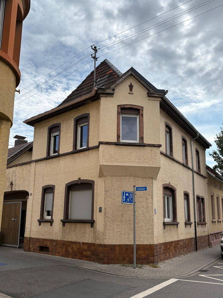 Zwei gepflegte Häuser auf einem Grundstück