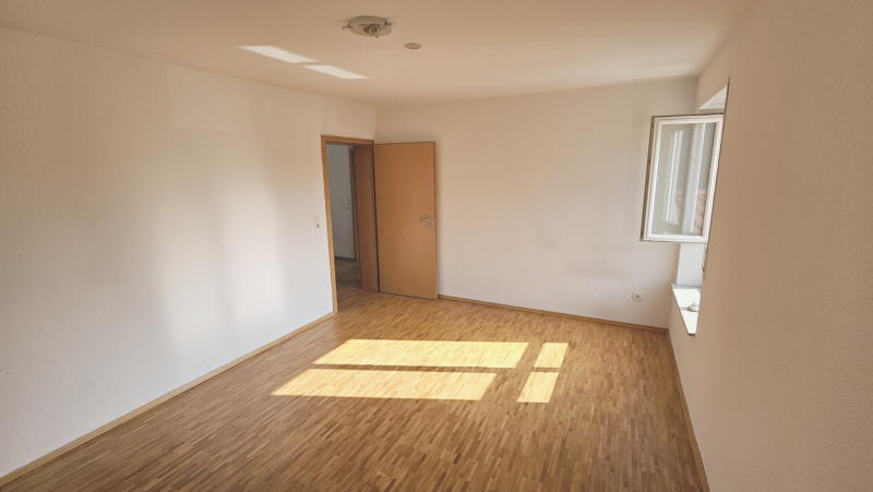 ObjNr:19759 - Attraktives Wohnen im gepflegten EFH mit Garten, Terrasse, Balkon und Garage in LU-Maudach 6.5 zimmer