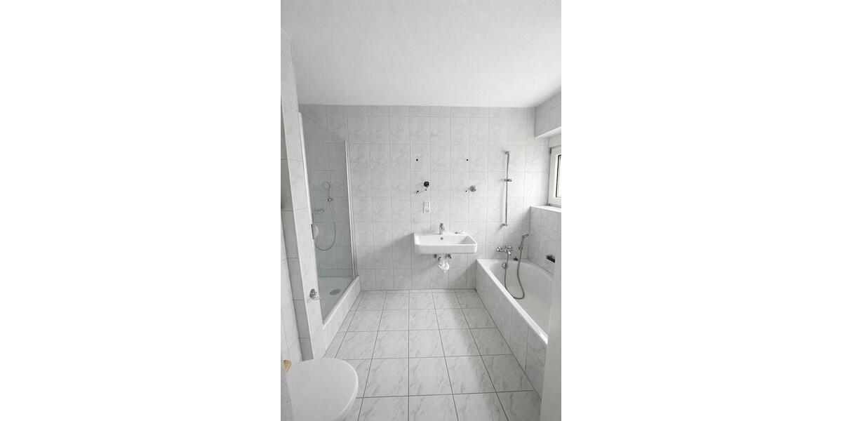 Exklusive 3 Zi.- EG-Wohnung mit großem Garten, Terrasse & Doppelgarage – LU 3 zimmer