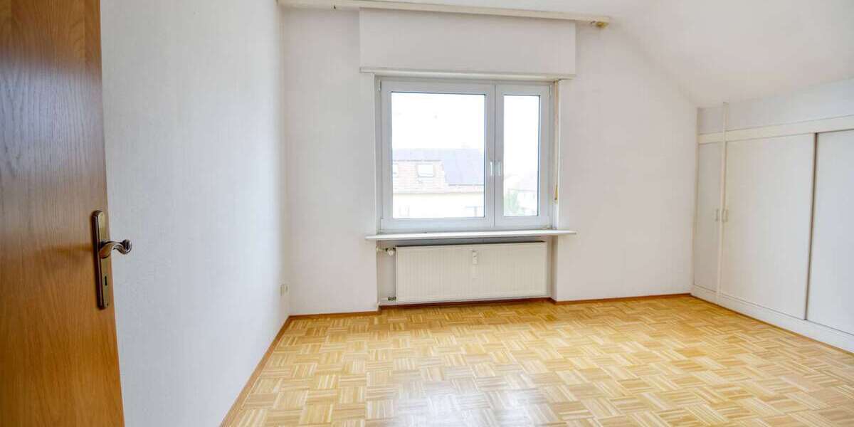 3 ZKB DG & 2 ZKB Souterrain Whg Sofort beziehbar Garage & 2 Stellplätze inkl - Etagenwohnung Waldsee | Angebot:22649085