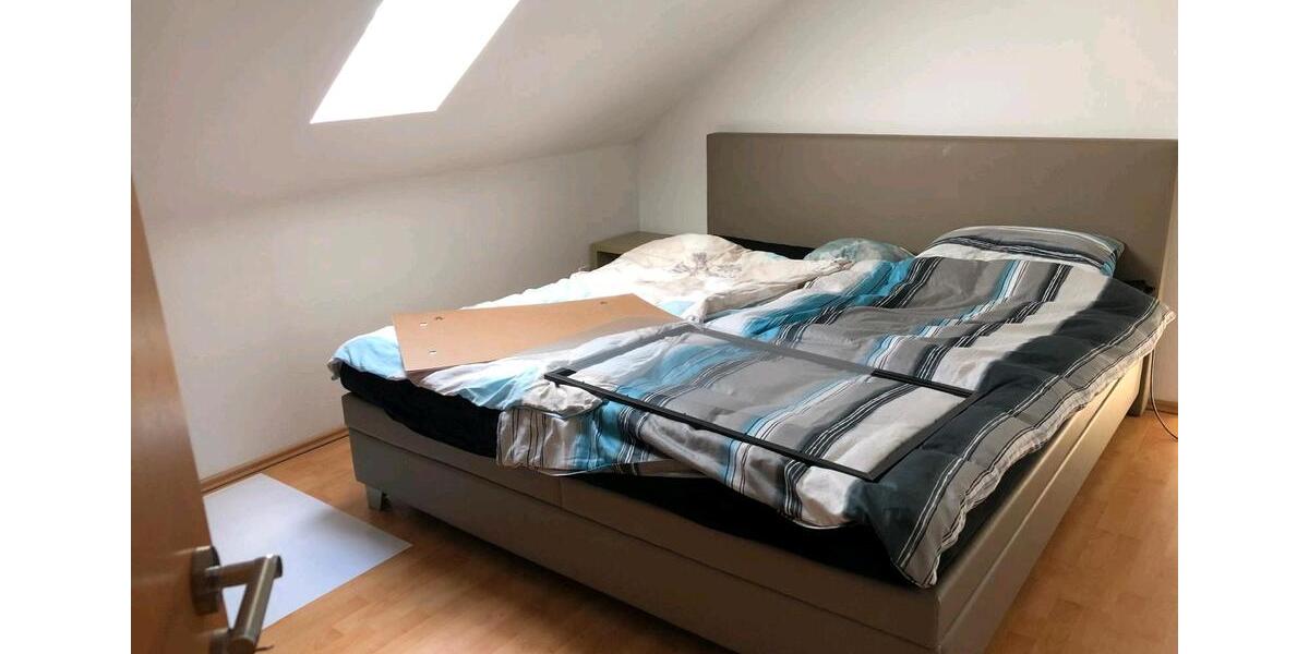 Helle Dachgeschosswohnung mit Balkon und Top-Ausstattung – ab 01. 3 zimmer