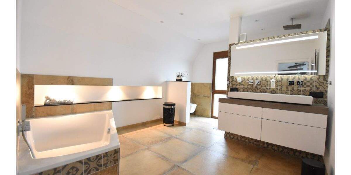 Teil möbliertes Einfamilienhaus mit gehobener Ausstattung, Carport und Garage 4 zimmer