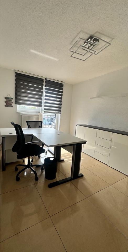 Büro mit Möbeln