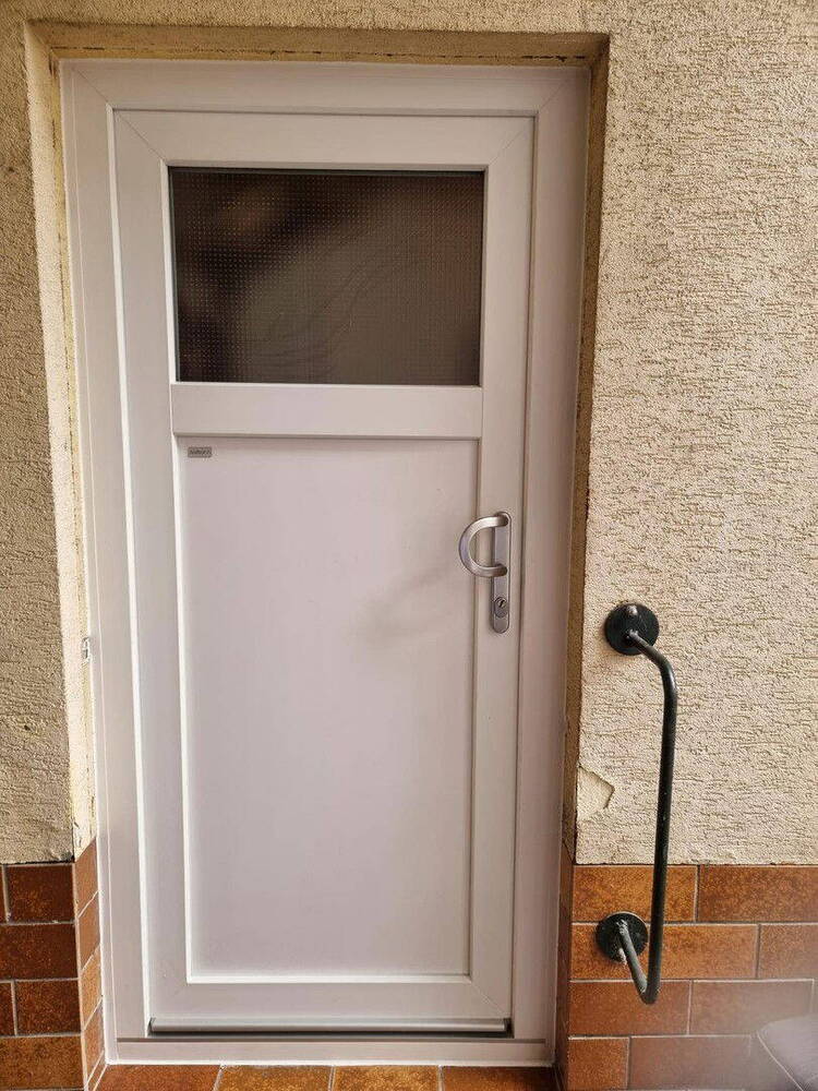Zwei gepflegte Häuser auf einem Grundstück