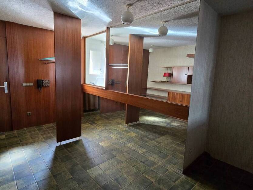 Großzügige 3 ZKB Wohnung mit 70er Jahre Charme