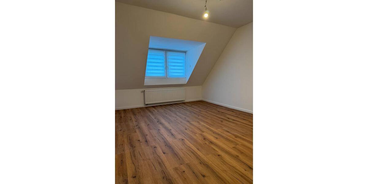 Dachgeschoßwohnung Ludwigshafen am Rhein - 4 Zimmer, 80 m&sup2;, 930&euro; | Angebot:25269681