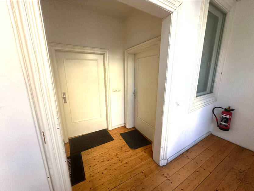 GLOBAL INVEST SINSHEIM | Stilvolle 1-Zimmer-Wohnung im Barockhaus am Mannheimer Schillerplatz