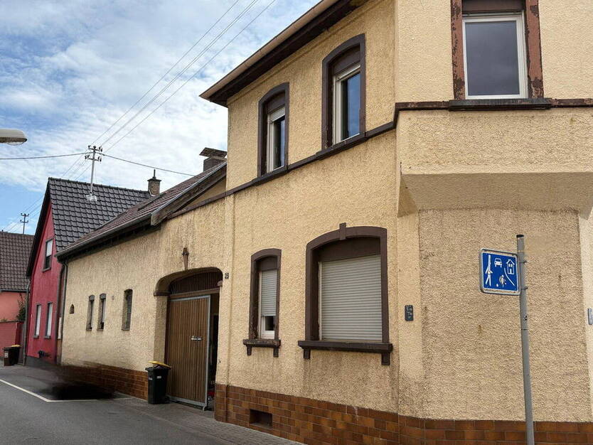 Zwei gepflegte Häuser auf einem Grundstück