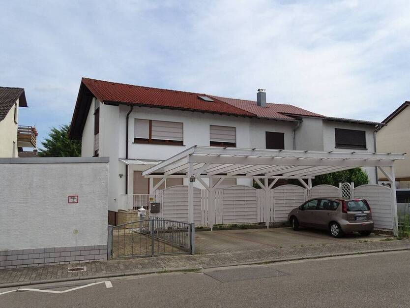 Großes Zweifamilienhaus mit 3 Carportstellplätzen, Garage, Verkaufsfläche im Untergeschoss