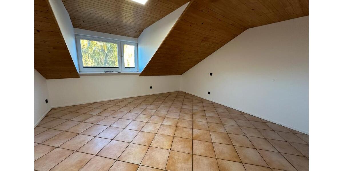 Eigentumswohnung, Dachgeschoss, 4Z, EBK, TLB, Terrasse,, Kamin.. 4 zimmer