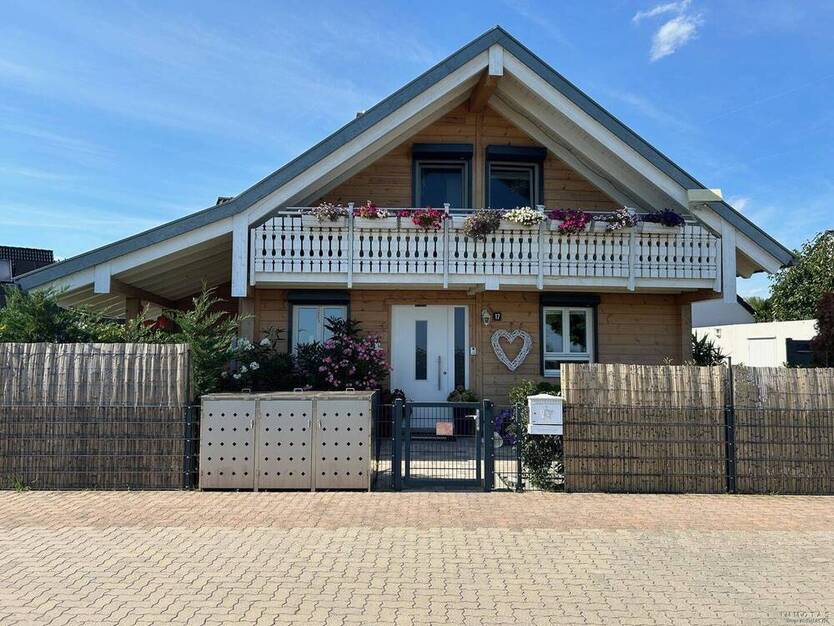 Neuwertiges Fullwood-Holzhaus (BJ 2016) mit Garten, Garage & Werkstatt in Hochdorf