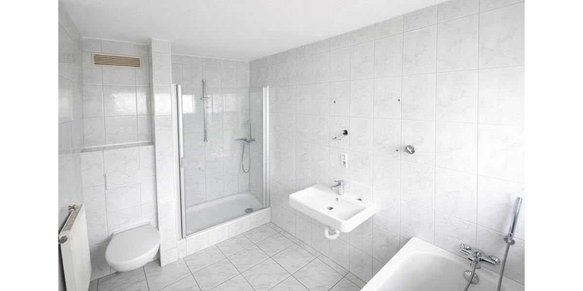 Exklusive 3 Zi.- EG-Wohnung mit großem Garten, Terrasse & Doppelgarage – LU 3 zimmer