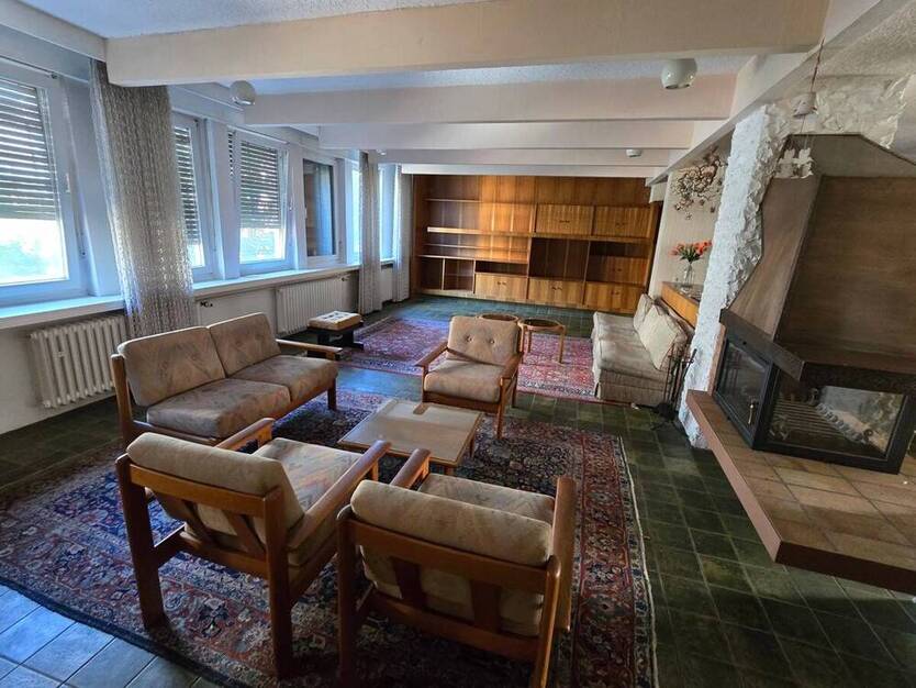 Großzügige 3 ZKB Wohnung mit 70er Jahre Charme