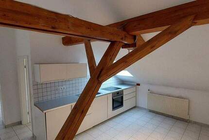 Charmante Dachgeschosswohnung mit sichtbaren Holzbalken - ruhig & zentral gelegen 2 zimmer