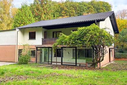 Haus zum Kaufen in Weinheim-Heiligkreuz 440.000 € 223 m² 7 zimmer