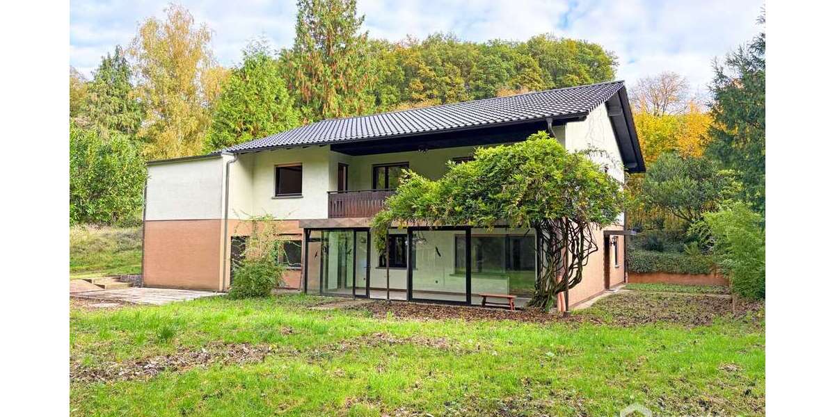 Haus zum Kaufen in Weinheim-Heiligkreuz 440.000 € 223 m² 7 zimmer
