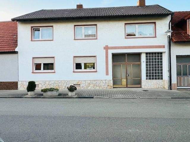 Mehrfamilienhaus, Wohnhaus Oberhausen-Rheinhausen Oberhausen - 7 Zimmer, 144 m&sup2;, 320.000&euro; | Angebot:23842091