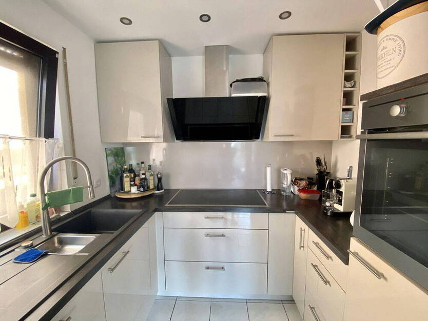 Attraktive, helle 3 ZKB-Wohnung mit neuw. EBK, Wintergarten und Garage in Süd-West-Lage