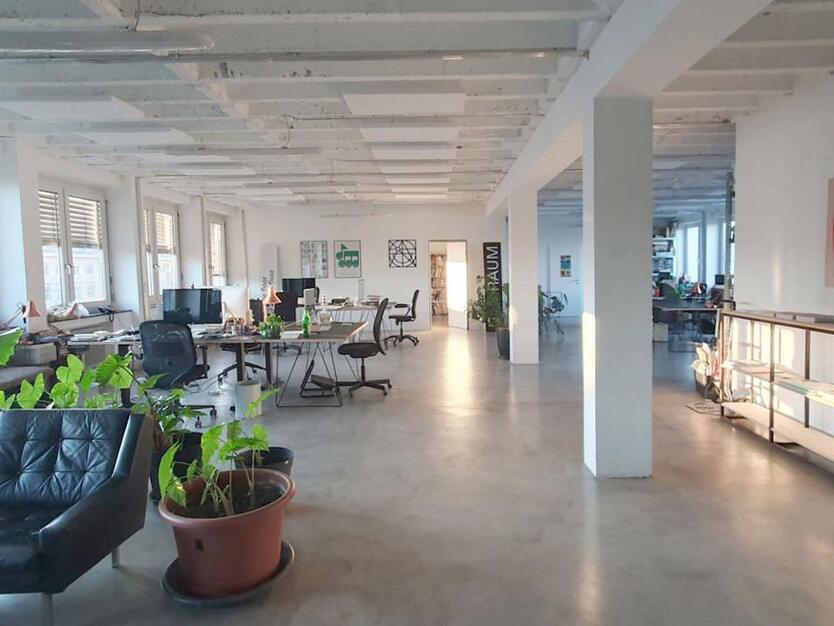 Schöne offene Arbeitsplätze in Designbüro - All-in-Miete