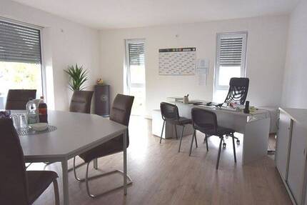 Vielseitig nutzbare Halle mit Büroetage im Gewerbegebiet zimmer