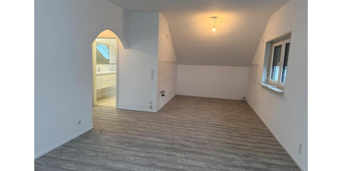 Helle 4-ZKB DG-Wohnung - KlimaWärmepumpe, Stellplatz + Garten 4 zimmer