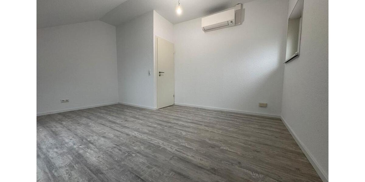 Helle 4-ZKB DG-Wohnung - KlimaWärmepumpe, Stellplatz + Garten 4 zimmer