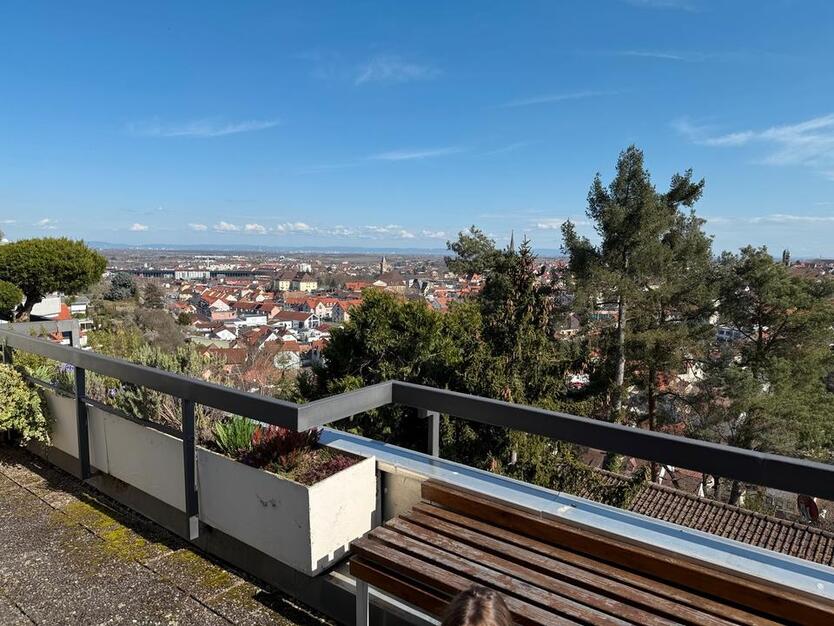 Lichtdurchflutete Maisonette-Wohnung mit Terrasse und Ausblick