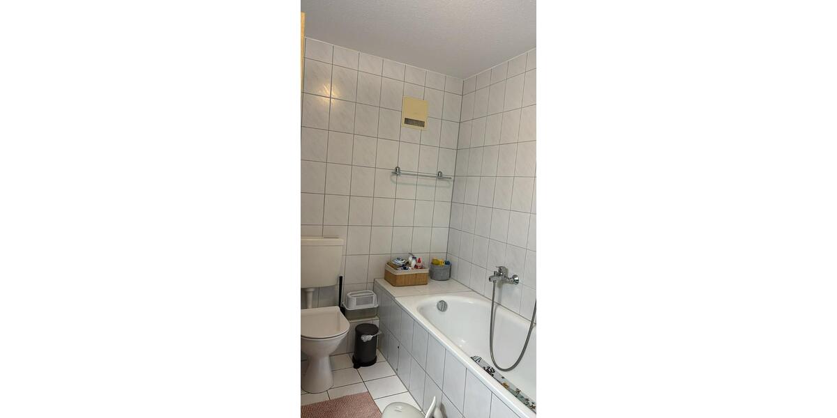 3ZKB, ca. 80m2 EG, Gäste WC, kleiner Garten u. 25m2 Keller 3 zimmer