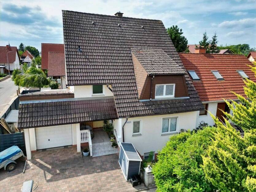 Großzügiges, top gepflegtes EFH mit Garten, Balkon & Dachstudio in Feldrandlage