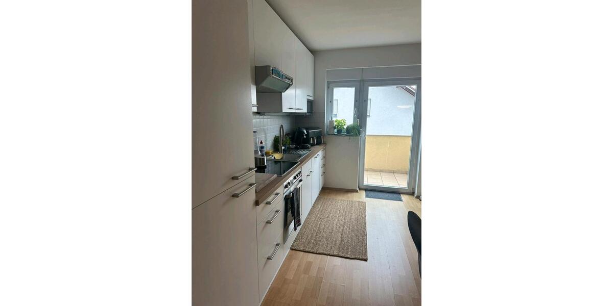 Helle Dachgeschosswohnung mit Balkon und Top-Ausstattung – ab 01. 3 zimmer