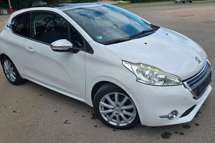 Peugeot 208 110.000 km 4.800 &euro; Lampertheim 68823