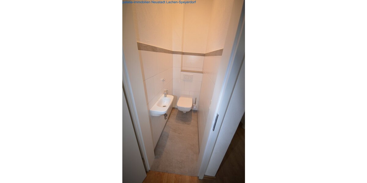 Eine wunderschoene Altbauwohnung in zentraler Stadtlage. 3 zimmer