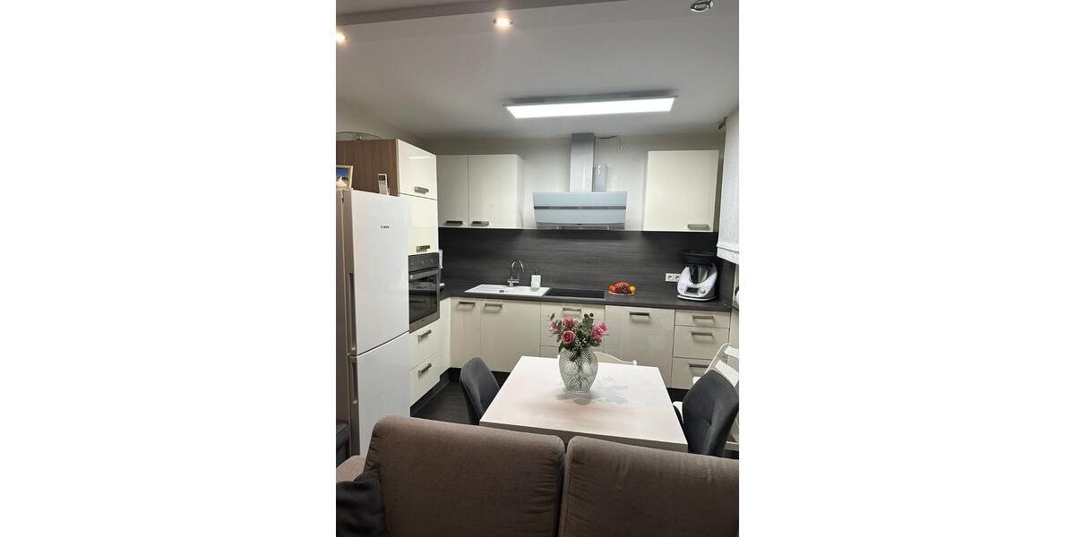 Renovierte 2,5 Zim. Wohn. zum direkt einziehen. Küche, Klima etc. 2.5 zimmer