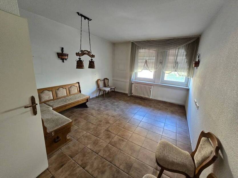 Großzügige 3 ZKB Wohnung mit 70er Jahre Charme