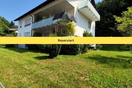 Reserviert 4,5 Zimmer Dachgeschosswohnung mit großem Grundstücksanteil und Carport in Südhessen 4.5 zimmer