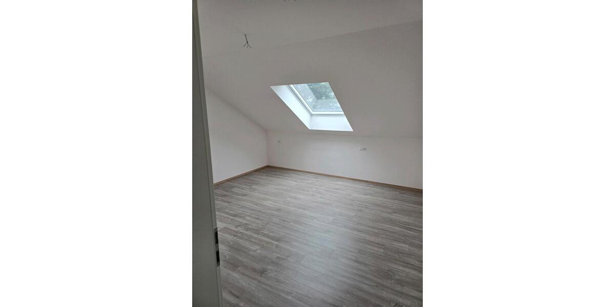 Dachgeschoßwohnung Reilingen - 3 Zimmer, 72 m&sup2;, 830&euro; | Angebot:26024510
