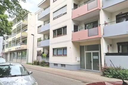 Erstbezug nach Renovierung Geräumige 4-Zimmer Wohnung mit 2 Balkons direkt am Park ! 4 zimmer