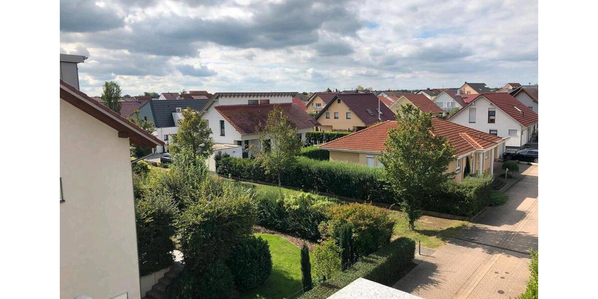 Helle Dachgeschosswohnung mit Balkon und Top-Ausstattung – ab 01. 3 zimmer