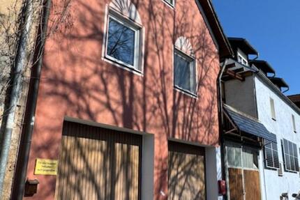 Haus mit Garage und großem Balkon im Zentrum von Eschenbach