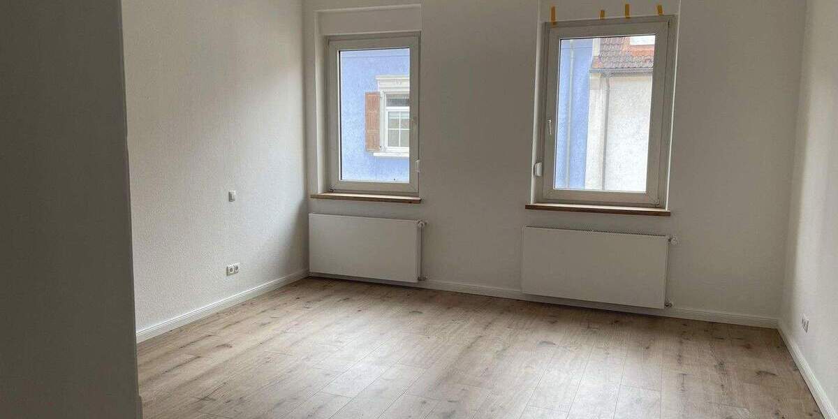 Sanierte 4-Zimmer-Wohnung mit 108 m² im 1. OG - zusätzliche EG-Wohnung im Haus verfügbar 4 zimmer